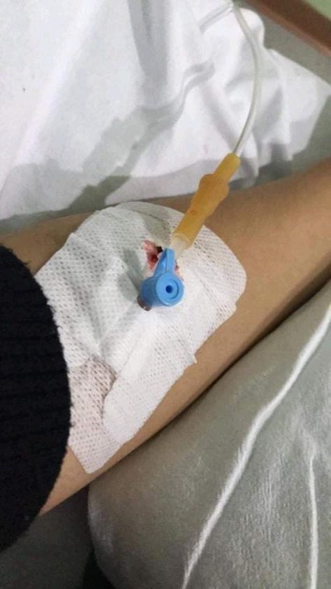 Girl Hand With Drip In Hospital, Hands With Drip In Hospital, Fake Injury, Hospital Room Snapchat Stories, Flipagram Instagram, Hand Pictures, Emotional Photography, Girly Images, Girly Pictures