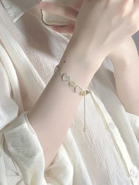 Kily Jenner, Pretty Jewelry Necklaces, Girly Accessories, Classy Jewelry, Fancy Jewellery, Jewelry Lookbook, Fancy Jewelry, Pale Skin, Jade Jewelry