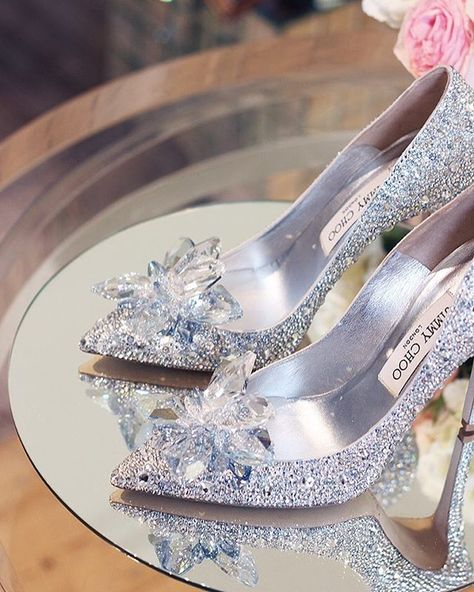 #IDOINCHOO | JIMMY CHOO Gaun Abad Pertengahan, Prom Heels, Jimmy Choo Heels, Dress Winter, Fancy Shoes, Gorgeous Shoes, Fabulous Shoes, Crazy Shoes, Pretty Shoes