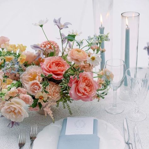 CMG Weddings & Events on Instagram: "Always a fan of designing in color and especially love a colored taper candle to really make the color palette pop 💙 Photo: @amandacrean Florals: @bloomwellandco Linen: @bbjlatavola Rentals: @hensleyeventresources #bluewedding #filoliwedding #tablescape #tablesetting #sfweddingplanner #bayareaweddingplanner" Taper Candle Centerpiece, Candle Tablescapes, Coloured Pillar Candles, Taper Candles Wedding, Kona Wedding, Colored Taper Candles, Blue Taper Candles, Blue Candlesticks, Sf Wedding