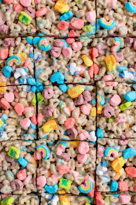 Add some fun to your St. Patrick's Day celebrations with these Lucky Charms treats. So easy to make and ready to enjoy in just 15 minutes! Lucky Charms Cereal Bars, Squares Recipes, Lucky Charms Treats, Cereal Bars Recipes, Kid Friendly Dessert, Lucky Charms Marshmallows, Lucky Charms Cereal, Potluck Ideas, Easy Dessert Recipes