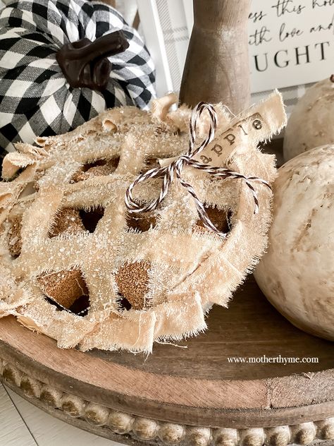 Fall Tried Tray, Pie Ornaments Diy, Fake Pies How To Make, Faux Pies Diy, Apple Decor Diy, Faux Baked Goods Diy, Diy Faux Food, Faux Apple Pie, Diy Primitive Fall Decor