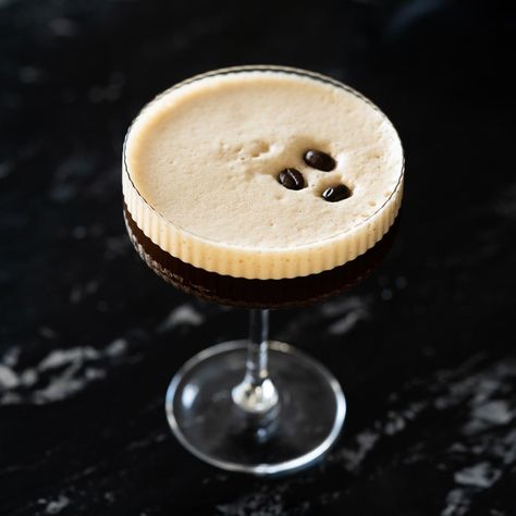 (Ultra Frothy!) Sugar Free & Keto Espresso Martini Low Carb Alcohol, Low Carb Alcoholic Drinks, Healthy Alcohol, Sugar Free Cocktails, Keto Alcohol, Healthy Recipes Paleo, Espresso Martini Recipe, Sugar Free Drinks, Keto Cocktails