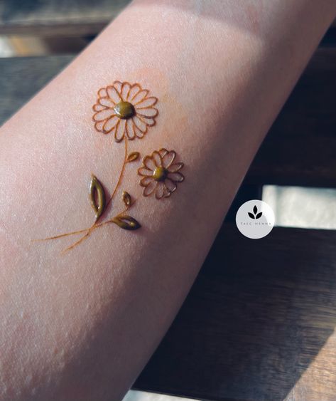 Simple Mehandi Tatoos, Mehndi Designs On Wrist, Henna Tattoo Designs Modern, Simple Mehndi Tattoo Designs, Hena Aesthetic Simple, Mehendi Designs Rose, Mehndi Designs For Feet Simple, Mehndi Art Designs Easy, Simple Henna Designs For Beginners Hand