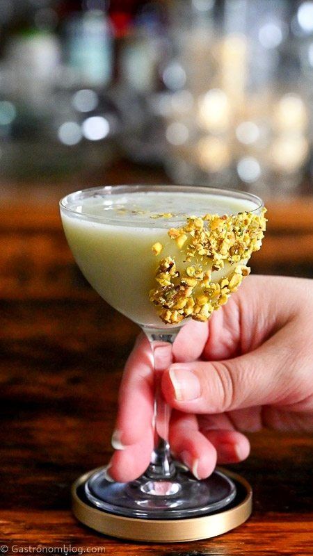 Pistachio Espresso Martini, Pistachio Liqueur Drinks, Pistachio Cocktail, Pistachio Martini Recipe, Pistachio Martini, Pistachio Drink, Caramel Martini, Pistachio Syrup, Pistachio Biscotti