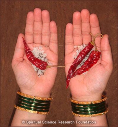 Ritual of salt, mustard seeds and chillies Hinduism Beliefs, Prayer Quotes Positive, Cute Easy Paintings, Hindu Rituals, Luck Spells, Healing Mantras, Goddess Decor, Cast Off, Spells Witchcraft