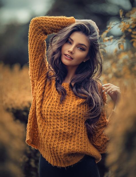 Female Modeling Poses, Autumn Photography Portrait, Portret Feminin, Female Portrait Poses, Woman With Long Hair, Female Posing, Outdoor Portrait Photography, Fall Portraits, Pose Fotografi