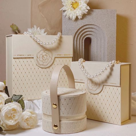 Fancy Packaging Boxes, Luxury Gift Bags Packaging, Fancy Gift Boxes Ideas, Pearl Packaging Design, Luxury Gift Box Packaging Design, Luxury Gift Box Design, Luxury Product Packaging, Handbag Shapes, Red Camellia Flower