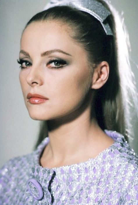 70s Makeup Look, Virna Lisi, Barbara Bouchet, Retro Makeup, 파티 드레스, Italian Beauty, Italian Actress, Italian Women, Actrices Hollywood