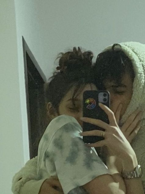 couple mirror selfie Mirror Couple Pics, Mirror Selfie Cute, Pictures At Home, Selfie Cute, Professional Tips, Professional Photos, A Photo, Laptop, Mirror Selfie