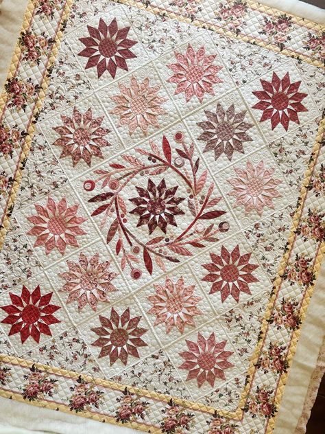 Kathy’s amazing Blooming Star Quilt — Quilting It LLC Quilt Blankets, French Quilt, Circular Designs, Custom Quilting, Quilt Applique, Dresden Quilt, Quilting 101, Basket Quilts, French General