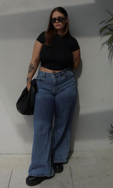 Midsize High Waisted Jeans, 90kg Woman, Street Style Aesthetic Plus Size, Ripped Bootcut Jeans Outfit, Getty Villa Outfit, Plus Size University Outfits, Midsize Baggy Jeans Outfit, Mid Size Fashion For Women With Belly, Baggy Jeans Outfit Midsize