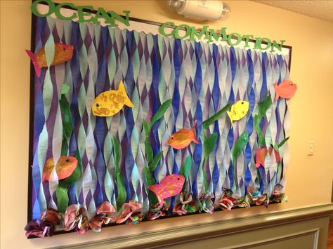 crepe paper streamers to display ongoing ideas about everything that lives in water Paper Waves, Ocean Commotion, Aquarium Craft, Kindergarten Posters, Wolf Craft, Ocean Theme Classroom, Under The Sea Theme, Ocean Crafts, Classroom Bulletin Boards