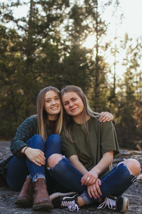 Best Friend Portrait Photography, Picture Ideas For 2 People, Picture Ideas For Sisters, Photo Poses Best Friends, Pose For Best Friend, Two Friends Photo Poses, Photo Poses For Sisters, Cute Picture Ideas With Best Friend, 2 People Photoshoot