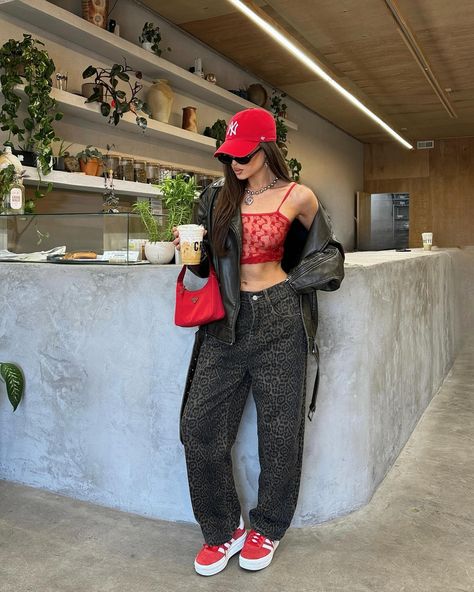 two coffee’s a day keep the bitches away☕️ Dua Lipa Style 2022, Outfit Bresh 2022, Instagram Photo Inspiration, Nyc Trip, Black And Grey Tattoos, Looks Style, Fitness Inspo, Minimalist Fashion, Photo Inspiration