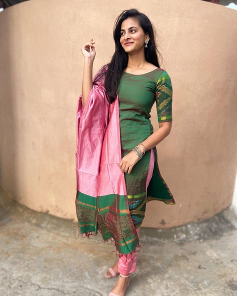 Chudidhar Designs, Plain Blouse Designs, Kalamkari Dresses, Salwar Neck Designs, Ikkat Dresses, Stylish Kurtis Design, Long Gown Design, Salwar Pattern, Simple Kurta Designs