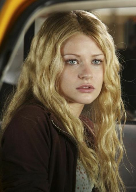 Emilie De Ravin Emilie De Ravin Gif, Emilie De Ravin Blonde, Kate Austen, The Hills Have Eyes, Almond Shaped Eyes, Lost Tv Show, Emilie De Ravin, Evangeline Lilly, Hollywood Boulevard