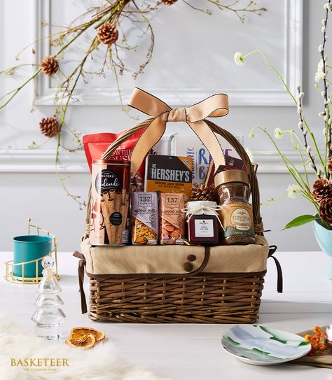 Big Christmas Gifts, Christmas Gift Themes, Eid Hampers, Hamper Gift Basket, Nuts Gift, Christmas Gift Hampers, Christmas Hampers, Best Gift Baskets, Food Gift Baskets