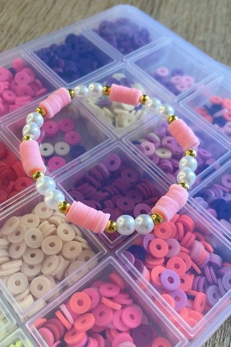 Cute Clay Bracelet Ideas Summer, Bracelets Inspo Beads, Pearl Bead Bracelet Ideas, Ideas For Clay Bead Bracelets, Bracelet Pfp, Summer Clay Beads Bracelet Ideas, Simple Bracelet Ideas, Bracelet Perle Plate, Summer Bracelet Ideas