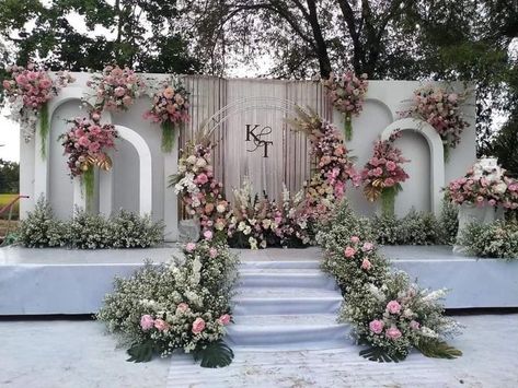 Wedding Stage Design Outdoor, Engagement Stage Decoration Backdrops, Reception Stage Backdrop, Outdoor Wedding Stage, Reception Stage Decoration Backdrops, Indian Outdoor Wedding Decor, Wedding Reception Stage, Marriage Hall Decoration, Engagement Stage Decoration