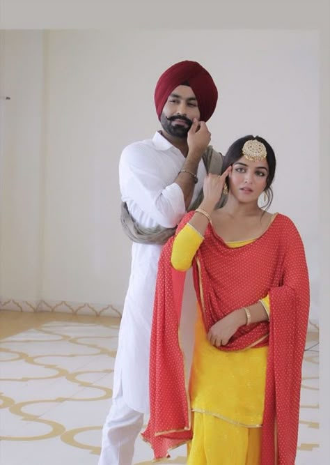 Tarsem Jassar Pics Hd, Sardar Couple, Punjabi Actor, Tarsem Jassar, Best Friend Hug, Sardar Fashion, Mehendi Photography, Wedding Photography Bridal Party, Nimrat Khaira