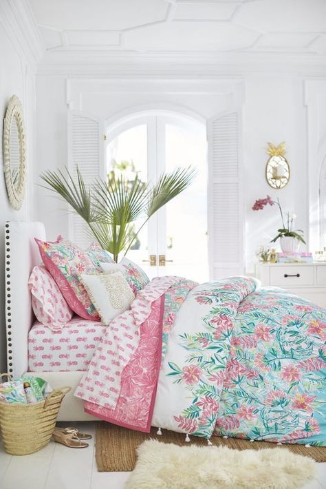 Lilly Pulitzer Room, Lilly Pulitzer Home, Hot Pink Pillows, Barn Bedrooms, Beach Bedroom, Preppy Room, Big Girl Rooms, Chic Home Decor, New Room