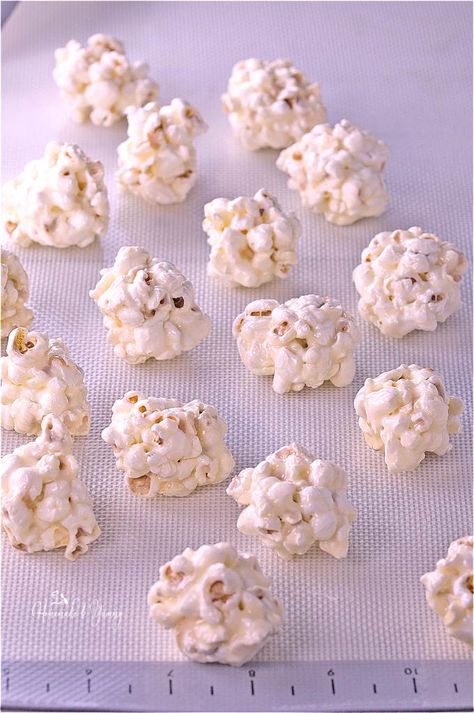 White Chocolate Popcorn Balls, Chocolate Popcorn Balls, Popcorn Ball Recipe, Popcorn Ball, Popcorn Balls Recipe, Chocolate Covered Popcorn, White Chocolate Popcorn, Popcorn Wedding, Peanut Clusters