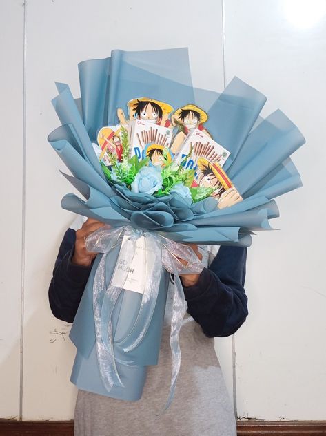 One Piece Anime Gifts For Boyfriend, Anime Birthday Gifts, Anime Birthday Gift Ideas, One Piece Gift Ideas, Anime Bouquet, Photocard Bouquet, One Piece Birthdays, Anime Flower, Diy Bouquet Wrap