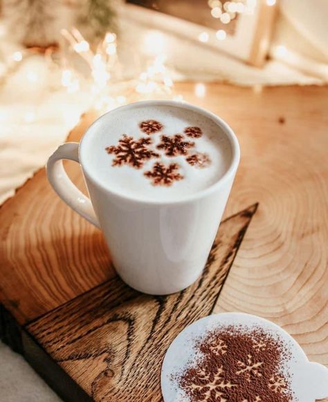 Hot Cocoa Drink, Mini Snowflakes, Idea Magazine, Coffee Stencil, Winter Pics, Cocoa Drink, Coffee Shot, Cocoa Tea, Christmas Hot Chocolate