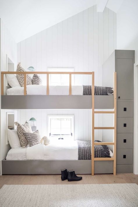 House Tour-This Beach Pretty Dream House on Bainbridge Island is an Instant Crush Bunk Room Ideas, Mindy Gayer Design, Apartemen Studio, Bunk Bed Rooms, Modern Bunk Beds, Bunk Beds Built In, Built In Bunks, Bunk Rooms, Bunk Bed Designs