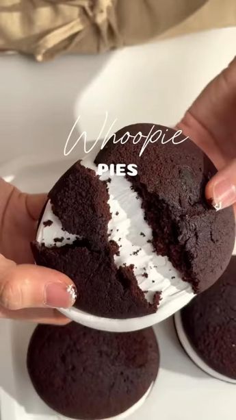 Homemade Whoopie Pies, Cake Recipes Without Milk, Melted Marshmallow, Marshmallow Candy, Orange Breakfast, Famous Desserts, Whoopie Pie, Sweet Dishes Recipes, Tasty Baking