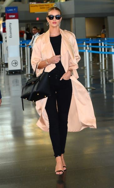 SHEKNOWS | Celebrity Fashion | Easy Fashion | Travel Outfits | Airport Style | Celebrity Airport Style: Rosie Huntington-Whiteley Airport Outfit Comfy Travel Style, Airport Outfit Cold To Hot, Airport Outfit Classy, Airport Outfit Fall, Casual Airport Outfit, Airport Outfit Spring, Airport Outfit Comfy, Comfy Travel Outfit Summer, Travel Style Airport