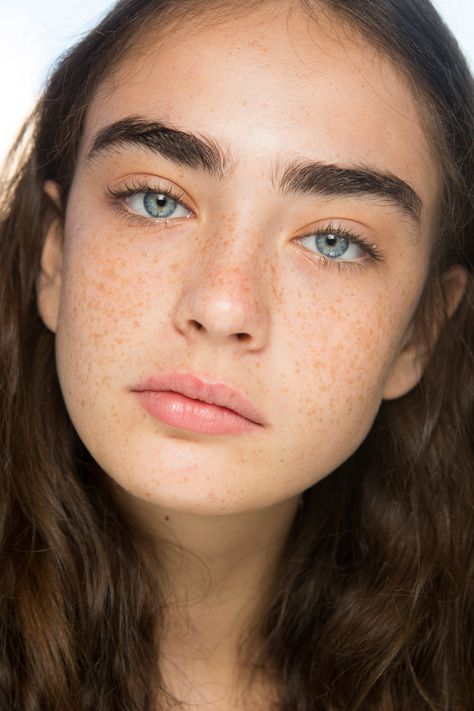 Michael Kors Spring 2018 RTW Bentuk Alis, Eyebrows Goals, Using Concealer, Bushy Eyebrows, Women With Freckles, Thick Brows, Glow Skin, Beautiful Freckles, Moda Hippie