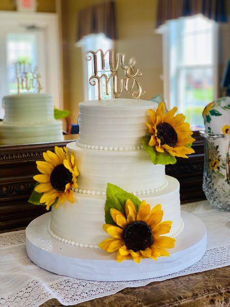 Wedding Cake Ideas Sunflowers, Sunflower Cake Wedding, Simple Sunflower Wedding Cake, Rustic Sunflower Wedding Cake, Sunflower Wedding Cakes, Wedding Cakes Sunflower, Sunflower Wedding Cupcakes, Wedding Cake With Sunflowers, Flower Cake Design