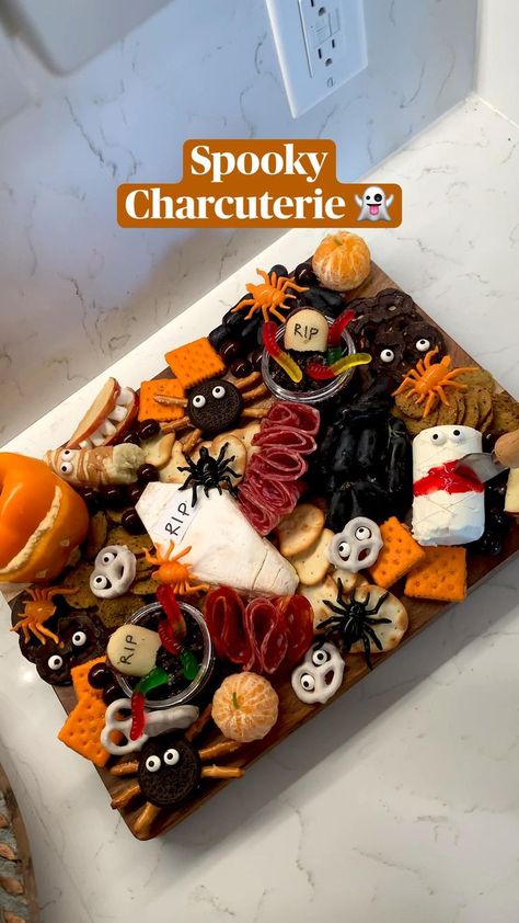 Appetizer Halloween, Charcuterie Board Easy, Charcuterie Board Party, Halloween Charcuterie Board, Halloween Themed Snacks, Halloween Appetizer, Themed Snacks, Halloween Charcuterie, Postres Halloween