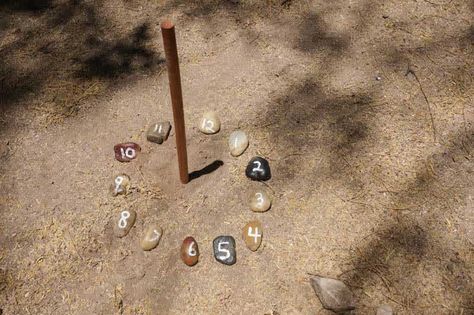 nature school project: DIY sundials — Sparkle Stories Forest School Activities, Fun Projects For Kids, Nature School, Outdoor Education, Deco Nature, Sundials, Natural Playground, Outdoor Classroom, School Garden