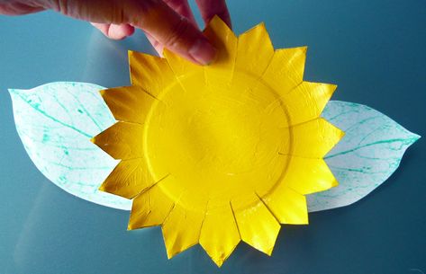 Paper Plate Sunflower, Sunflower Craft, Sunshine Birthday Parties, Sunflower Images, Sunflower Crafts, Bee Baby Shower Theme, 21st Birthday Invitations, Sunshine Birthday, Yellow Plates