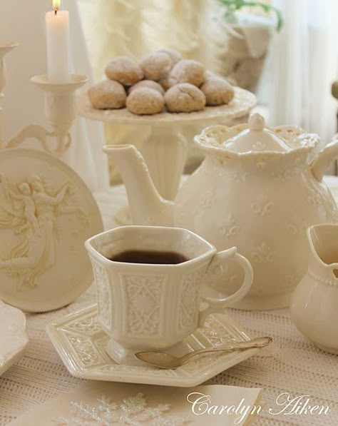 Winter Tea, Tablescape Ideas, House Gardens, Christmas Tablescape, Cuppa Tea, Keramik Design, White Dishes, Chocolate Tea, My Cup Of Tea