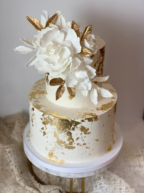 Elegant Gold Cakes Birthday, 50 Wedding Anniversary Cake Ideas, Nutmeg Cake Design, Gold And White Cake Design, White Gold Cake Design, White And Gold Anniversary Cake, White And Gold Wedding Cake Elegant, Wedding Cake Designs Elegant Gold, 50th Anniversary Cakes Gold