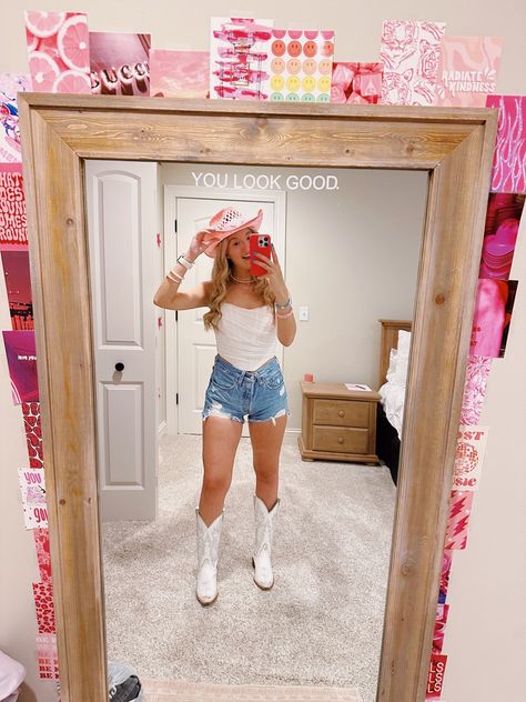 Country Concert White Boots, Pink Cowboy Boots Outfit Winter, White Cowgirl Hat Outfit, White Cowgirl Boots Outfit Summer, White Cowboy Hat Outfit, Pink Cowgirl Hat Outfit, Outfits With White Cowgirl Boots, Pink Cowboy Hat Outfit, White Cowboy Boots Outfit Summer