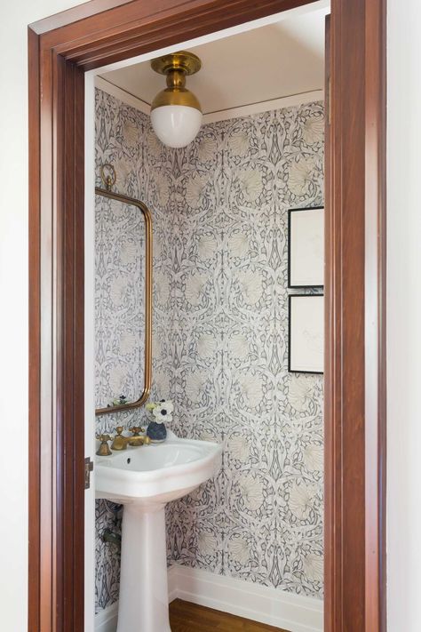 Traditional Powder Room, Wallpaper Powder Room, Vintage Decor Ideas, Powder Room Wallpaper, Powder Room Decor, Sandberg Wallpaper, With Wallpaper, Powder Room Design, Home Styles