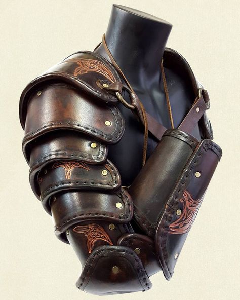 Segmented Arms – Crow Emboss Violet Sorrengail, Viking Metal, Armor Clothing, Medieval Clothes, Shoulder Armor, Leather Armor, Medieval Armor, Character Reference, Fantasy Costumes