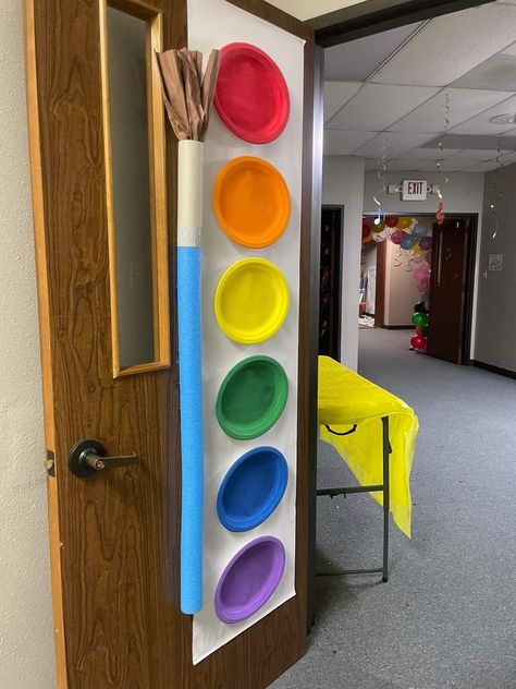 Art Area Decoration Preschool, Class Storage Room Organization, Classroom Table Decor, Preschool Art Gallery, Art Classroom Design, Art Room Organization, Art Party Decorations, Classe D'art, Painting Birthday Party