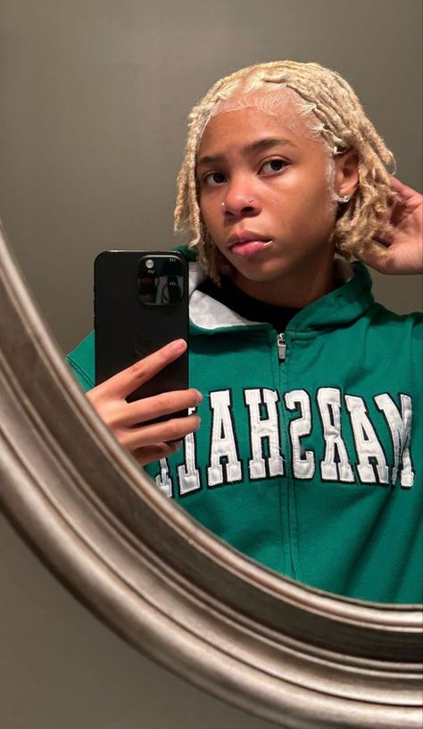 Half Blonde Half Black Locs, Colors Locs, Lock Hairstyles, Edges Ideas, Blonde Locs, Funky Hair Colors, Dreads Styles For Women, Long Locs, Blonde Dreads