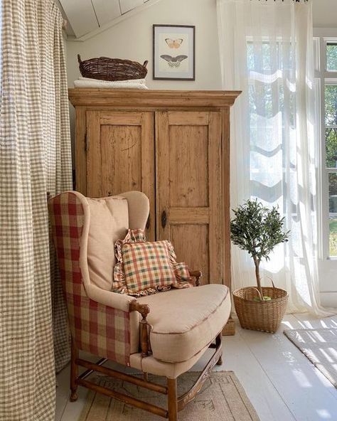 Cozy Chairs For Bedroom, Armoire Living Room, Country House Bedroom, Country Cottage Interiors, Room To Room, Musical Chairs, Casa Country, Rustic Home Design, Country Bedroom