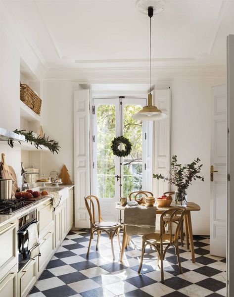 Decor For White Kitchen, Checkered Floor Kitchen, White Kitchen Floor, Kitchen Flooring Trends, Kitchen Decorating Ideas, White Kitchen Decor, Flooring Trends, Classic Kitchen, Kitchen Decorating