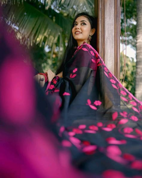 Sari Photoshoot Poses Traditional, Flying Saree Photography, Saari Photoshoot Ideas, Best Poses In Saree For Photoshoot, Photo Pose With Saree, Saare Poses At Home, Rose Photography Woman, Photography Poses With Saree, Sharee Photography Poses