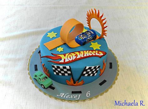 Bolo Hot Wheels, Wheels Cake, Hot Wheels Birthday Party, Hot Wheels Cake, Wheel Cake, Hotwheels Birthday Party, Cars Birthday Cake, Hot Wheels Birthday, Hot Wheels Party