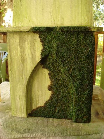 DIY Faux Moss Covered Tombstones (or anything really. What a great natural look!) Moss Diy, Moss Carpet, Fake Moss, Faux Moss, Dollhouse Tutorials, Miniature Tutorials, Miniature Gardens, Miniature Plants, Fairy Doors