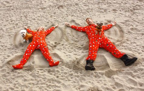 California Christmas card on the beach! Onesies on the sand! Sand angels! Christmas Pajama Beach Pictures, Funny Beach Christmas Photos, Florida Christmas Family Photos, Florida Christmas Card Photo Ideas, Christmas Pictures At The Beach, Florida Christmas Pictures, Christmas Card Beach Photo Ideas, Christmas Beach Photoshoot Couple, Christmas Beach Family Photos Outfits